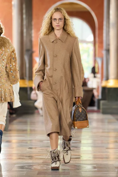 Look 28
